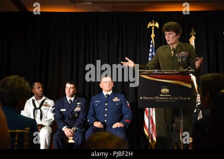 Le général du Corps des Marines américain Lori Reynolds aborde les participants à la fois Marine 2018 états de service de l'année cérémonie de remise des prix le 11 juillet 2018. Les prix honorent les membres de leur service cueillis à des efforts exceptionnels dans l'exercice de leurs fonctions. Banque D'Images