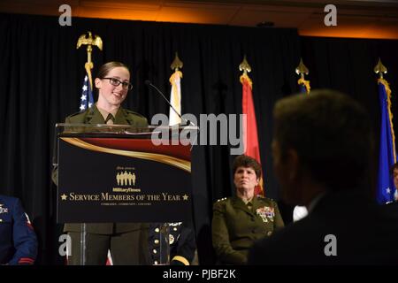 Le sergent du Corps des Marines des États-Unis. Brooke Sharp répond aux participants à la fois Marine 2018 états de service de l'année cérémonie de remise des prix le 11 juillet 2018. Le Sgt. Sharp a reçu ce prix en reconnaissance de ses efforts pendant le déploiement de la Province d'Helmand, en Afghanistan. Banque D'Images