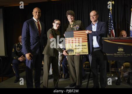 Le sergent du Corps des Marines des États-Unis. Brooke Sharp pose pour une photo avec le Lieutenant Général Lori Reynolds tout en ravivant son prix pour sa nomination comme 2018 fois Marine Marine de l'année 11 juillet 2018. Le Sgt. Sharp a reçu ce prix en reconnaissance de ses efforts pendant le déploiement de la Province d'Helmand, en Afghanistan. Banque D'Images