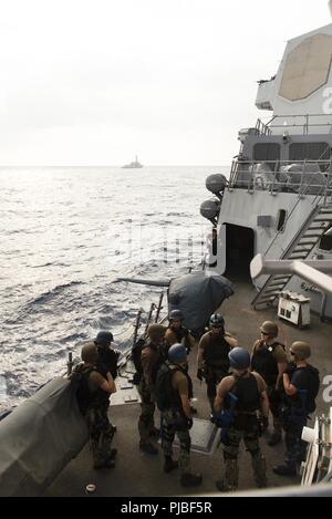 Océan Pacifique (11 juillet 2018) Les marins à bord de missiles guidés USS Preble (DDG 88) rencontrez avant une visite, un conseil, une perquisition et saisie (VBSS) au cours de l'exercice l'exercice RIMPAC 2018. Vingt-cinq nations, 46 navires, 5 sous-marins, environ 200 avions et 25 000 personnes participent à l'EXERCICE RIMPAC du 27 juin au 2 août dans et autour des îles Hawaï et la Californie du Sud. Le plus grand exercice maritime international RIMPAC, fournit une formation unique alors que la promotion et le soutien de relations de coopération entre les participants essentiels pour assurer la s Banque D'Images