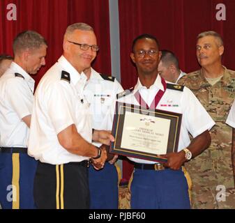 HONOLULU, Hawaï (9 juillet 2018) --- Le Commandant général des régies régionales de la santé (Command-Pacific RHC-P), le Brig. Le général Dennis LeMaster, Maître intronise Le Sgt. James Falls, de la santé publique comme l'un des soldat Command-Pacific quatre nouveaux membres au sein de la médecine de l'Armée de l'ordre prestigieux Mérite médical militaire, également connu sous le nom de O2M3. Fondée en 1982 par le général commandant de l'armée américaine Commande de services de santé, l'honneur rend hommage aux personnes qui ont servi dans l'Armée de service médical et par le désintéressement, ont apporté une contribution soutenue à l'amélioration de la médecine de l'armée. Banque D'Images