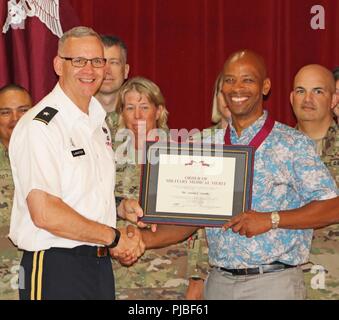 HONOLULU, Hawaï (9 juillet 2018) --- Le Commandant général des régies régionales de la santé (Command-Pacific RHC-P), le Brig. Le général Dennis LeMaster, Anton intronise Smith, un ancien membre du personnel régional de la santé de Command-Pacific comme l'un des quatre nouveaux membres au sein de la médecine de l'Armée de l'ordre prestigieux Mérite médical militaire, également connu sous le nom de O2M3. Anton est en ce moment l'entretien comme l'administrateur de l'hôpital et chef de la direction de l'Hôpital Shriners pour enfants à Honolulu. Fondée en 1982 par le général commandant de l'armée américaine Commande de services de santé, l'honneur rend hommage aux personnes qui ont servi dans l'Armée Banque D'Images