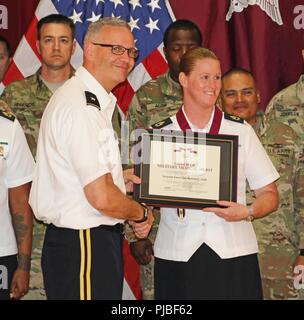 HONOLULU, Hawaï (9 juillet 2018) --- Le Commandant général des régies régionales de la santé (Command-Pacific RHC-P), le Brig. Le général Dennis LeMaster intronise, Sgt. First Class Kristen cale, de la santé publique comme l'un des soldat Command-Pacific quatre nouveaux membres au sein de la médecine de l'Armée de l'ordre prestigieux Mérite médical militaire, également connu sous le nom de O2M3. Fondée en 1982 par le général commandant de l'armée américaine Commande de services de santé, l'honneur rend hommage aux personnes qui ont servi dans l'Armée de service médical et par le désintéressement, ont apporté une contribution soutenue à l'amélioration de la médecine de l'armée. Banque D'Images