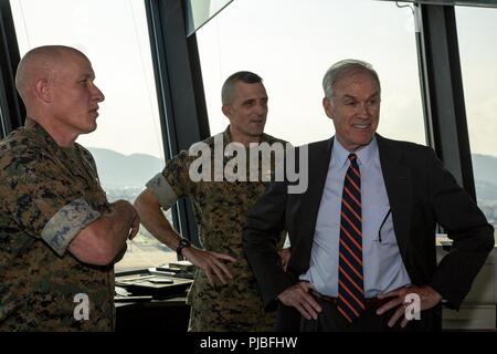 Le colonel du Corps des Marines américain Richard Fuerst, commandant de Marine Corps Air Station (MCAS Iwakuni), et secrétaire de la Marine Richard C. Spencer, tour MCAS Iwakuni, Japon, Juillet 12, 2018. MCAS Iwakuni abrite environ la moitié de la 1ère aile d'avion Marine qui a son siège à Okinawa, les éléments de la 3e Groupe logistique maritime, l'Escadre aérienne de la flotte de 31 l'auto-défense maritime du Japon, et d'autres unités de JMSDF. A l'heure actuelle, la station a environ 15 000 personnes, y compris les nationaux japonais employés. Banque D'Images