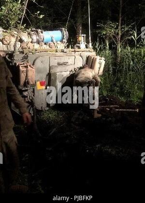 Opérateurs de l'Escadron, 3e régiment de cavalerie 2d et les ingénieurs de l'escadron du régiment, 2CR travaillent ensemble à la réalisation de la récupération d'un Stryker avec l'actif sur la terre pendant le grève 18 Sabre, juin 2018. Banque D'Images