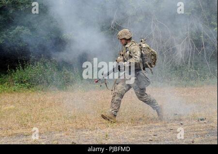 1er lieutenant Jorge Acevedo, 16e Brigade de maintien en puissance, passer l'exercice d'entraînement sur la situation locale Baumholder Zone d'entraînement. Dix-huit concurrents à partir de la 21e à la concurrence commande Soutien Théâtre gagner le titre de "Meilleur guerrier'. Baumholder, Allemagne, Juillet 10, 2018 Banque D'Images