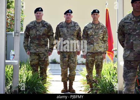 L'Afrique de l'armée américaine, Brig. Le général Eugene J. LeBoeuf, l'Afrique de l'Armée américaine du général commandant par intérim (centre), le Lieutenant-colonel Marcus S. Hunter, nouveau commandant du bataillon, le siège et le Siège de l'armée américaine, Bataillon d'Afrique (à gauche) et le lieutenant-colonel Brett M. Medlin sortant, commandant de bataillon, siège de l'Administration centrale et Bataillon (à droite), lors de la cérémonie de passation de commandement à la Caserma Ederle à Vicenza, Italie, le 12 juillet 2018. Banque D'Images