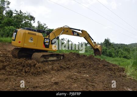 Les entrepreneurs a lancé des travaux de stabilisation de l'environnement à deux sites dans le Rio Grande, Puerto Rico, où l'Army Corps of Engineers des États-Unis est de superviser les travaux de stabilisation de l'environnement pour restaurer les sites perturbés durant la mission de rétablissement d'alimentation d'urgence. Banque D'Images