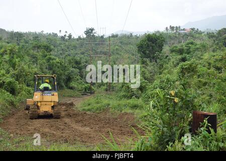 Les entrepreneurs a lancé des travaux de stabilisation de l'environnement à deux sites dans le Rio Grande, Puerto Rico, où l'Army Corps of Engineers des États-Unis est de superviser les travaux de stabilisation de l'environnement pour restaurer les sites perturbés durant la mission de rétablissement d'alimentation d'urgence. Banque D'Images