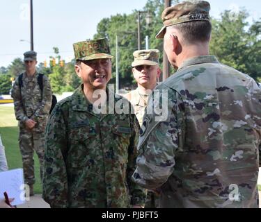 Gen. Koji Yamazaki, gauche, chef de cabinet, le Japon d'Autodéfense de masse (JGSDF), est accueilli par le général Robert B. 'Abe' Abrams, général commandant, Commandement des forces de l'armée américaine (FORSCOM), à son arrivée à l'administration centrale FORSCOM, 11 juillet 2018. Yamazaki s'est entretenu avec des dirigeants de FORSCOM, XVIII Airborne Corps et la 82e Division aéroportée au cours de sa visite à Fort Bragg, Caroline du Nord. Banque D'Images