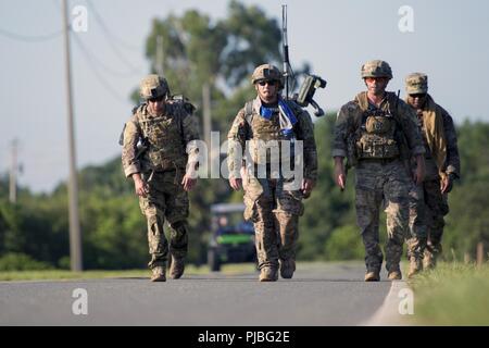 U.S. Air Force Explosive ordnance disposal aviateurs avec le 6e Escadron de génie civil ruck mars cinq milles à la base aérienne MacDill, Floride, le 2 juillet 2018. L'EOD MacDill également techniciens formés en réaction au feu, exercices de combat combats tactiques, les pays fournisseurs de soins principaux et des procédures de détection et de destruction des engins explosifs improvisés pour se préparer pour le déploiement. Banque D'Images