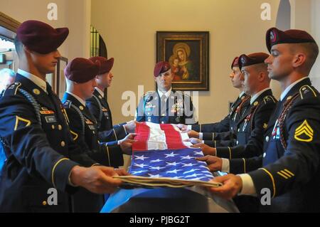 Le drapeau des États-Unis est pliée sur le cercueil de la fin de l'ancien 1er Sgt. Harold Eatman par parachutistes du 2e Bataillon du 505th Parachute Infantry Regiment, le 11 juillet 2018 à la Cathédrale de Saint Patrick à Charlotte (Caroline du Nord) comme 1er Sgt. James Miller, de l'entreprise B, 2-505 PIR, centre, les regarde. Eatman a été membre de la 505ème PIR et mené quatre sauts de combat de la Seconde Guerre mondiale en Sicile, Salerne, en Normandie et en Hollande avec le régiment. Il est mort au début de juillet à l'âge de 102 ans. Banque D'Images