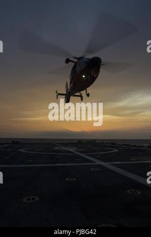 Océan Pacifique (10 juillet 2018) Un équipage à bord d'un MH-65 de Dolphin Coast Guard Air Station Barber's Point décolle de l'USCGC Bertholf (WMSL 750) Juillet 10, 2018, 15 miles au sud d'Oahu, Hawaii, tandis qu'à l'appui de l'exercice RIMPAC 2018. Vingt-cinq nations, plus de 46 navires et sous-marins, 5 sur 200 avions et 25 000 personnes participent à l'EXERCICE RIMPAC du 27 juin au 2 août dans et autour de l'île hawaïenne et du sud de la Californie. Le plus grand exercice maritime international RIMPAC, fournit une formation unique alors que la promotion et le soutien de relations de coopération Banque D'Images