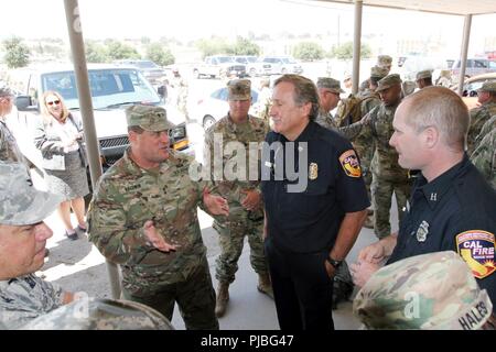 L'Armée américaine, le général David Baldwin, gauche, adjudant général de la Garde nationale de Californie, s'entretient avec le Lieutenant-colonel Jeffrey Corella, commandant, 144e Bataillon d'artillerie, 100e Commande des troupes, 40e Division d'infanterie, et John Winder, atout militaire coordonnateur du Département des forêts de la Californie et la protection incendie (CAL FIRE) Le 12 juillet au Camp Roberts, en Californie, où plus de 500 gardes sont la formation pour les opérations au sol pour combattre les incendies dans les prochains jours. Banque D'Images