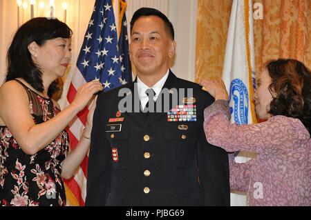 U.S. Army Corps of Engineers Great Lakes and Ohio River Division commandant brig. Le Général Mark R. Jouet a été promu au rang de général par le général commandant la 54e et l'USACE, chef des ingénieurs Le lieutenant général Todd T. Semonite le 11 juillet lors d'une cérémonie tenue à la Richard Nixon Presidential Library à Yorba Linda, Californie. L'épouse et mère de jouets sont présentés pinning le deux étoiles insigne pour son uniforme. Banque D'Images