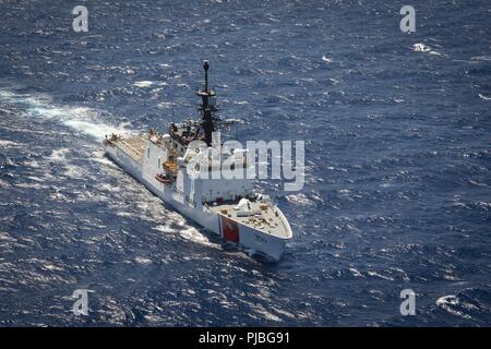 Océan Pacifique (11 juillet 2018) U.S. Coast Guard Cutter Bertholf (WMSL 750 transits) au cours de l'océan Pacifique Rim of the Pacific (RIMPAC). Vingt-cinq nations, plus de 46 navires et sous-marins, 5 sur 200 avions et 25 000 personnes participent à l'EXERCICE RIMPAC du 27 juin au 2 août dans et autour de l'île hawaïenne et du sud de la Californie. Le plus grand exercice maritime international RIMPAC, fournit une formation unique alors que la promotion et le soutien de relations de coopération entre les participants essentiels pour assurer la sécurité des voies maritimes et de la sécurité sur le monde Banque D'Images