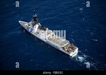 Océan Pacifique (11 juillet 2018) U.S. Coast Guard Cutter Bertholf (WMSL 750 transits) au cours de l'océan Pacifique Rim of the Pacific (RIMPAC). Vingt-cinq nations, plus de 46 navires et sous-marins, 5 sur 200 avions et 25 000 personnes participent à l'EXERCICE RIMPAC du 27 juin au 2 août dans et autour de l'île hawaïenne et du sud de la Californie. Le plus grand exercice maritime international RIMPAC, fournit une formation unique alors que la promotion et le soutien de relations de coopération entre les participants essentiels pour assurer la sécurité des voies maritimes et de la sécurité sur le monde Banque D'Images