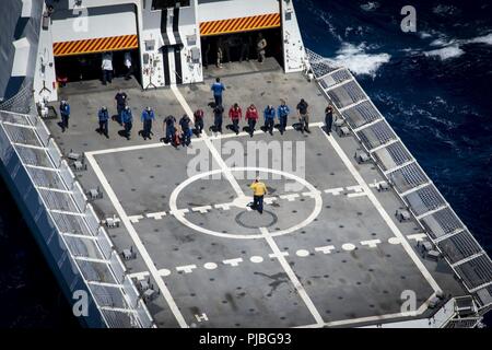 Océan Pacifique (11 juillet 2018) l'équipage de la Garde côtière américaine (WMSL 750 Bertholf) inspecte le poste de pilotage avant un exercice d'évacuation médicale en pendant de Rim of the Pacific (RIMPAC). Vingt-cinq nations, plus de 46 navires et sous-marins, 5 sur 200 avions et 25 000 personnes participent à l'EXERCICE RIMPAC du 27 juin au 2 août dans et autour de l'île hawaïenne et du sud de la Californie. Le plus grand exercice maritime international RIMPAC, fournit une formation unique alors que la promotion et le soutien de relations de coopération entre les participants d'ensuri critique Banque D'Images