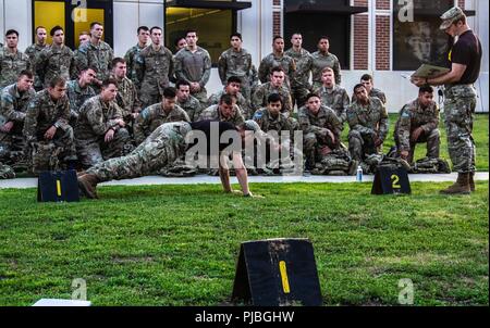 À partir de différentes unités parachutistes de l'autre côté de la 82nd Airborne Division (regarder la démonstration pour le push-up pour l'événement Gavin Cup le 11 juillet 2018 à Fort Bragg, Caroline du Nord. Les tests de préparation coupe Gavin unité par l'essai d'opérations sur les parachutistes, la condition physique, de compétences médicales et d'autres programmes de commande. Banque D'Images