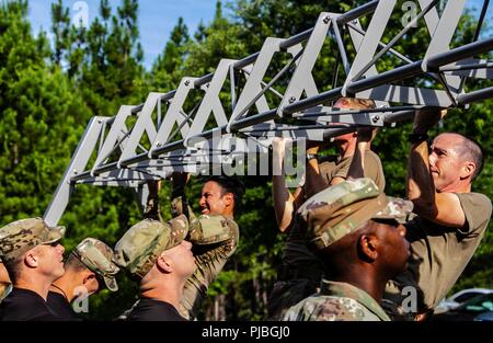 À partir de différentes unités parachutistes de l'autre côté de la 82e Division aéroportée en concurrence pour l'Gavin Cup le 11 juillet 2018 à Fort Bragg, Caroline du Nord. Les tests de préparation coupe Gavin unité par l'essai d'opérations sur les parachutistes, la condition physique, de compétences médicales et d'autres programmes de commande. Pour participer à la compétition, les parachutistes sont choisis en fonction de leurs résultats au test physique et le tir de scores. Banque D'Images