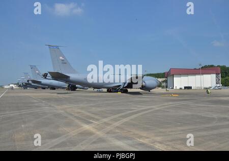 3 KC-135-R Stratotankers de McGhee Tyson Air National Guard Base Park sur la ligne de vol ici lors de la 117e Escadre de ravitaillement en vol, Birmingham (Alabama), le 12 juillet 2018. Banque D'Images