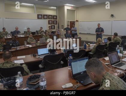 SAN DIEGO (12 juillet 2018) Comité de promotion des marins de discuter des techniques de présentation lors d'un perfectionnement professionnel des officiers (junior) JOPD classe à Naval Base Point Loma. La semaine de classe, organisé par l'information de la Marine, commandant de la réserve, avait pour but d'aider les officiers subalternes développer une plus grande compréhension de la marine se réserve afin qu'ils puissent mieux tirer parti des ressources et maintenir un haut niveau de préparation aux missions. Banque D'Images