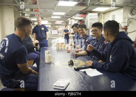 Océan Pacifique (11 juillet 2018) l'équipage de la U.S. Coast Guard Cutter Bertholf (WMSL 750) accueille les visiteurs du Japon d'autodéfense maritime navire hélicoptère destroyer DDH 182 JS (ISE) Le 11 juillet, à environ 15 milles au sud-ouest d'Oahu, Hawaii, au cours de l'exercice Rim of the Pacific (RIMPAC) Le 11 juillet. Vingt-cinq nations, 46 navires et 5 sous-marins, environ 200 avions et 25 000 personnes participent à l'EXERCICE RIMPAC du 27 juin au 2 août dans et autour de l'île hawaïenne et du sud de la Californie. Le plus grand exercice maritime international RIMPAC, fournit une formation unique opp Banque D'Images