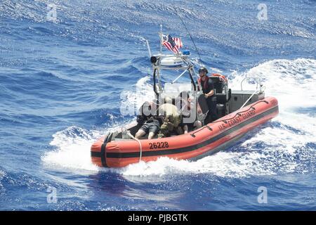 Océan Pacifique (11 juillet 2018) Un petit-bateau de l'équipage de le USCGC Bertholf (WMSL) transporte 750 membres d'équipage blessés simulés au cours d'une formation conjointe avec un équipage du Japon d'autodéfense maritime navire hélicoptère destroyer DDH 182 JS (ISE) Le 11 juillet 2018, 15 miles au sud-ouest d'Oahu, Hawaii, à l'appui de l'exercice RIMPAC 2018. Vingt-cinq nations, plus de 46 navires et 5 sous-marins, environ 200 avions et 25 000 personnes participent à l'EXERCICE RIMPAC du 27 juin au 2 août dans et autour de l'île hawaïenne et du sud de la Californie. Le plus grand exercice maritime international Banque D'Images