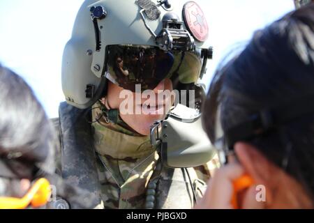 BASE COMMUNE de Pearl Harbor, Hawaï (HICKAM, Juillet 12, 2018) Un pilote d'hélicoptère de l'Armée mène des vérifications de sécurité pré-vol à la suite d'une brève à acteur les patients qui sont en route pour Tripler Army Medical Center à recevoir des soins simulés pour simulation de blessures au cours de la U.S. Navy's Rim of the Pacific (RIMPAC) sur une base commune Pearl, Harbor-Hickam dans le cadre de l'aide humanitaire et secours en cas de partie de l'événement de formation le 12 juillet. Command-Pacific régionales de santé militaires et civils ont participé à l'intervention médicale à l'échelle de la formation afin d'améliorer l'opérabilité, tester la communication et l'exerci Banque D'Images