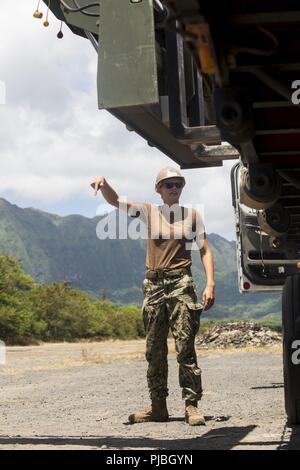 Zone d'entraînement du corps des marines des soufflets, Hawaii (12 juillet 2018) La Marine américaine Maître de 3e classe Kadee Smith, un opérateur de l'équipement mobile de construction navale avec bataillon (NMCB), 22e Régiment de construction navale, des guides d'une armée de l'élévateur tout terrain système lors de Rim of the Pacific (RIMPAC) sur la zone de formation du Corps des Marines des soufflets, le 12 juillet, 2018. Seabees de l'US Navy La marine avec un bataillon de construction mobile, 22e Régiment, en charge de la construction navale de l'Armée américaine les opérateurs d'équipement affectés à 561 e Constructions Ingénieur Ingénieur de l'Entreprise, 84e bataillon, avec une base d'entraînement de compensation route Banque D'Images