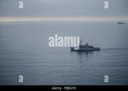 Océan Pacifique (12 juillet 2018) Marine royale du navire de défense côtière (NDC) NCSM Whitehorse (MM 705) fonctionne dans un exercice de déminage au large de la côte de San Diego dans le cadre du commandant de la Force (CTF 177) au cours de l'exercice Rim of the Pacific (RIMPAC) dans le sud de la Californie, le 12 juillet. La CTF 177 est le commandant de la guerre des mines de l'exercice RIMPAC. Vingt-cinq nations, 46 navires, 5 sous-marins, environ 200 avions et 25 000 personnes participent à l'EXERCICE RIMPAC du 27 juin au 2 août dans et autour des îles Hawaï et la Californie du Sud. Le plus grand exercice maritime international Banque D'Images