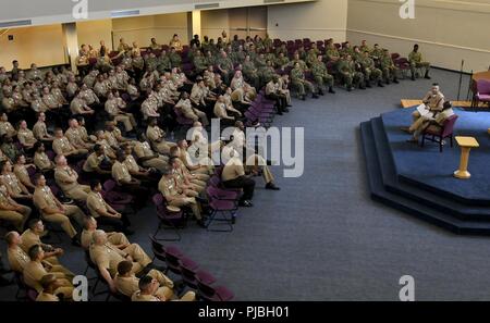 Grands Lacs, dans l'Illinois (11 juillet 2018) La formation de l'enseignement Naval Force Commande Master Chief Karim Cole et de la commande Master Chief David Twiford, chef principal de commande de la commande de formation des recrues, de parler avec les membres du personnel à recruter le commandement de l'instruction au cours de formation en leadership. 360 Marin Environ 38 000 à 40 000 diplômés chaque année de marins du CCF. Banque D'Images