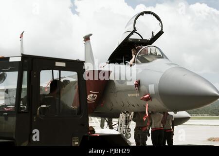 Aviateurs de la 67e Unité de maintenance d'aéronefs remorquer un F-15C Eagle en préparation de typhon maria le 9 juillet 2018, à Kadena Air Base, au Japon. Les responsables de l'équipe de Kadena déplacé vers les abris de protection pour empêcher les dommages des phénomènes météorologiques. Banque D'Images