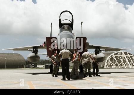 Aviateurs de la 67e Unité de maintenance d'aéronefs préparer un F-15C Eagle pour le stockage avant l'arrivée du typhon maria le 9 juillet 2018, à Kadena Air Base, au Japon. Les responsables de l'équipe de Kadena déplacé vers les abris de protection pour empêcher les dommages des phénomènes météorologiques. Banque D'Images