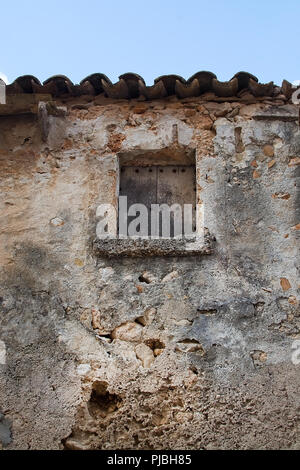 Ancienne en bois rustique éclosent sur bâtiment en pierre avec toit en tuiles à Mallorca, Espagne. Banque D'Images