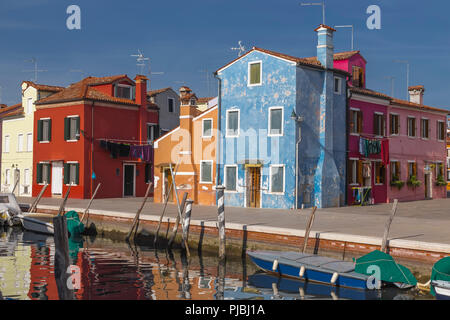 Maisons sur le quai du canal ile de Burano. Venise. Italie Banque D'Images