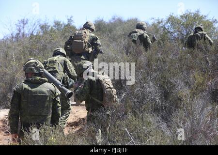 MARINE CORPS BASE CAMP PENDLETON, en Californie (6 juillet 2018) Les soldats canadiens avec le Royal 22e Régiment de marche à une gamme de tir réel au cours de Rim of the Pacific (RIMPAC) au Marine Corps Base Camp Pendleton, en Californie, le 6 juillet 2018. La formation a fourni un environnement dynamique, stimulant les dirigeants au niveau de l'équipe d'incendie et d'exécution en exigeant les soldats de réagir à des cibles dans un cadre tactique. RIMPAC fournit une formation de valeur pour la tâche-organisé, très-capable-sol marin Task Force et améliore la capacité d'intervention de crise critique de Marines américains dans le Pacifique. Vingt Banque D'Images