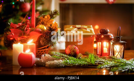 Libre de droit de lanternes décoratives, bougies, don ox et couronne de Noël dans la salle de séjour Banque D'Images