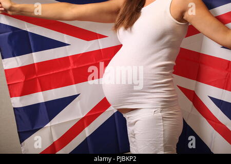 La fécondité dans le Royaume-Uni concept d'une fille enceinte et drapeau anglais Banque D'Images