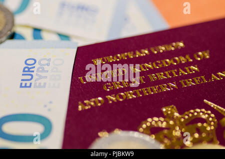 Passeport britannique avec d'euros Banque D'Images