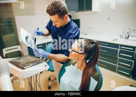 Une jeune et belle fille traite ses dents avec un dentiste Banque D'Images