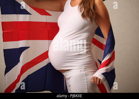 La fécondité dans le Royaume-Uni concept d'une fille enceinte et drapeau anglais Banque D'Images