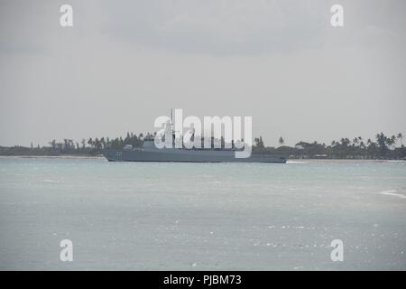 PEARL HARBOR (Juillet 09, 2018) La frégate de la marine royale malaisienne KD Lekiu (FFG 30) part d'une base commune Pearl Harbor-Hickam pour commencer la phase en mer de la Rim of the Pacific (RIMPAC), le 10 juillet. Vingt-cinq nations, 46 navires, 5 sous-marins, environ 200 avions et 25 000 personnes participent à l'EXERCICE RIMPAC du 27 juin au 2 août dans et autour des îles Hawaï et la Californie du Sud. Le plus grand exercice maritime international RIMPAC, fournit une formation unique alors que la promotion et le soutien de relations de coopération entre les participants essentiels à la Banque D'Images