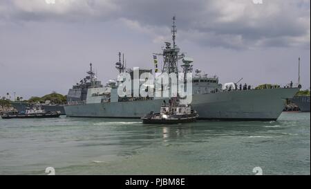 PEARL HARBOR (10 juillet 2018) La frégate de la Marine royale canadienne, le NCSM Ottawa (FF 341) part d'une base commune pour entamer le Harbor-Hickam Pearl en mer phase de la Rim of the Pacific (RIMPAC) exercice 2018. Vingt-cinq nations, 46 navires, 5 sous-marins, environ 200 avions et 25 000 personnes participent à l'EXERCICE RIMPAC du 27 juin au 2 août dans et autour des îles Hawaï et la Californie du Sud. Le plus grand exercice maritime international RIMPAC, fournit une formation unique alors que la promotion et le soutien de relations de coopération entre les participants essentiels pour assurer la sécurité Banque D'Images