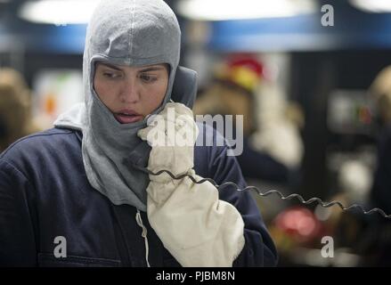 Mer des Philippines (10 juillet 2018) Le lieutenant J.G. Nancy Smith relève d'un casier de contrôle des dommages lors d'un forage à bord de l'quarts de la classe Arleigh Burke destroyer lance-missiles USS Benfold (DDG 65). Benfold est l'avant-déployés dans la 7e flotte américaine zone d'opérations à l'appui de la sécurité et de la stabilité dans la région Indo-Pacifique. Banque D'Images