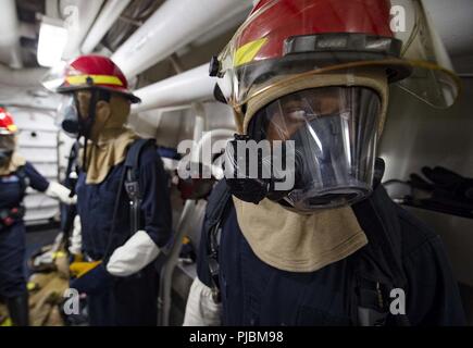 Mer des Philippines (10 juillet 2018) Soldat de 2e classe du navire Jabril Clemons répond à un blessé lors d'un forage à bord de l'quarts de la classe Arleigh Burke destroyer lance-missiles USS Benfold (DDG 65). Benfold est l'avant-déployés dans la 7e flotte américaine zone d'opérations à l'appui de la sécurité et de la stabilité dans la région Indo-Pacifique. Banque D'Images