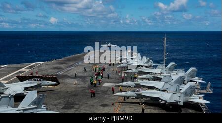 Mer des Philippines (10 juillet 2018) Un F/A-18F Super Hornet affectés à l'Escadron d'avions de combat interarmées (VFA) 102 lance depuis la cabine de pilotage du porte-avions USS Ronald Reagan (CVN 76). Ronald Reagan est le groupe aéronaval du porte-étendard de 5, fournissant une force prête au combat qui protège et défend les intérêts de maritime collective de ses alliés et partenaires dans la région Indo-Pacifique. Banque D'Images