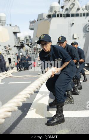 PEARL HARBOR (10 juillet 2018) le soulèvement des marins à bord des lignes de missiles de l'USS Preble (DDG 88) à mesure que le navire se prépare à partir d'une base commune Pearl Harbor-Hickam en préparation pour le Rim of the Pacific (RIMPAC). Vingt-cinq nations, 46 navires, 5 sous-marins, environ 200 avions et 25 000 personnes participent à l'EXERCICE RIMPAC du 27 juin au 2 août dans et autour des îles Hawaï et la Californie du Sud. Le plus grand exercice maritime international RIMPAC, fournit une formation unique alors que la promotion et le soutien de relations de coopération entre les participants cr Banque D'Images