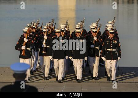 Le capitaine Alexander Newham, commandant de peloton, 1e peloton de la Compagnie Alpha, Marine Barracks Washington D.C. appelle une commande lors d'un défilé au coucher du soleil mardi au Lincoln Memorial, Washington D.C., le 10 juillet 2018. L'invité d'honneur pour la parade était l'ancien Vice-président des États-Unis, Joe Biden, et l'accueil a été le personnel Juge-avocat au Commandant du Corps des Marines, le général John R. Ewers Jr. Banque D'Images