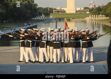 Marines avec le Corps des Marines américains exécuter silencieuse de leur "bombe" de rupture au cours d'une séquence de défilé mardi le coucher du soleil au Lincoln Memorial, Washington D.C., le 10 juillet 2018. L'invité d'honneur pour la parade était l'ancien Vice-président des États-Unis, Joe Biden, et l'accueil a été le personnel Juge-avocat au Commandant du Corps des Marines, le général John R. Ewers Jr. Banque D'Images